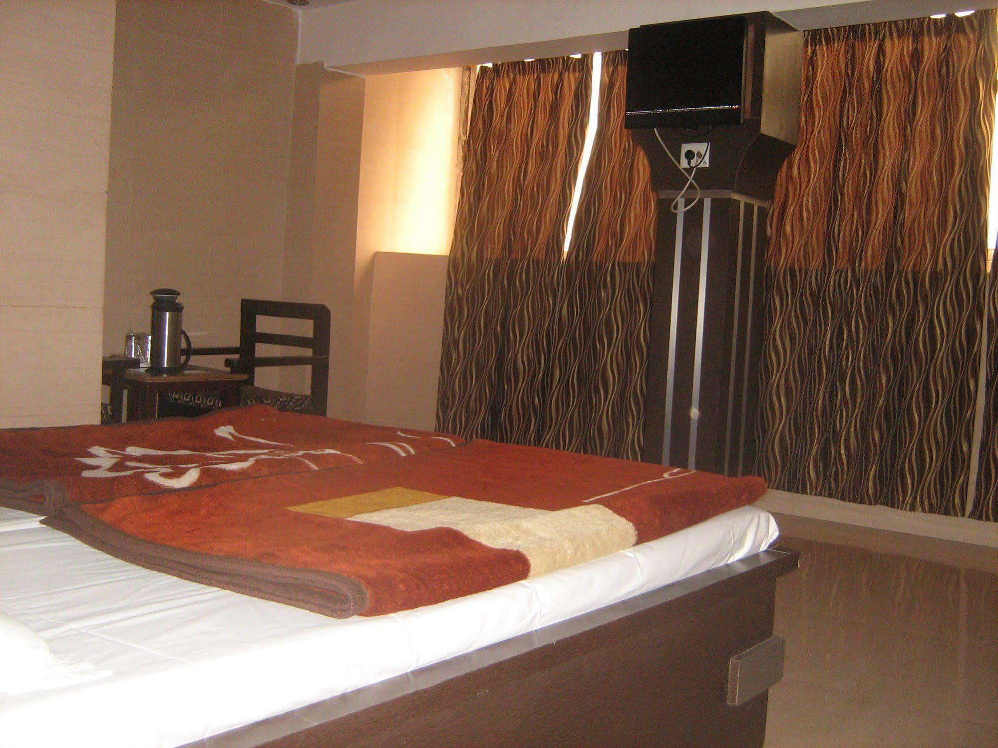Hotel Gyan Haridwar Bagian luar foto