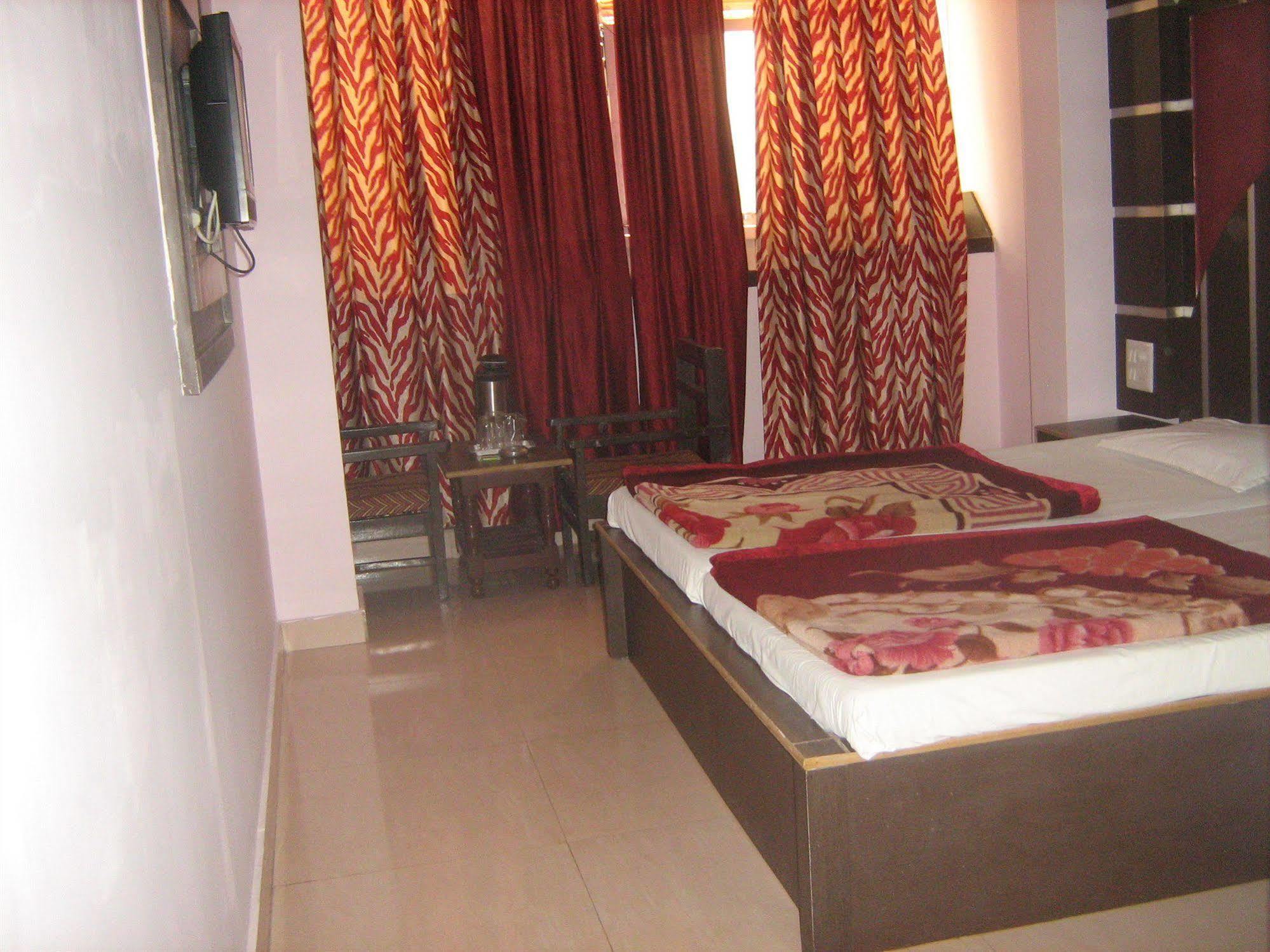 Hotel Gyan Haridwar Bagian luar foto