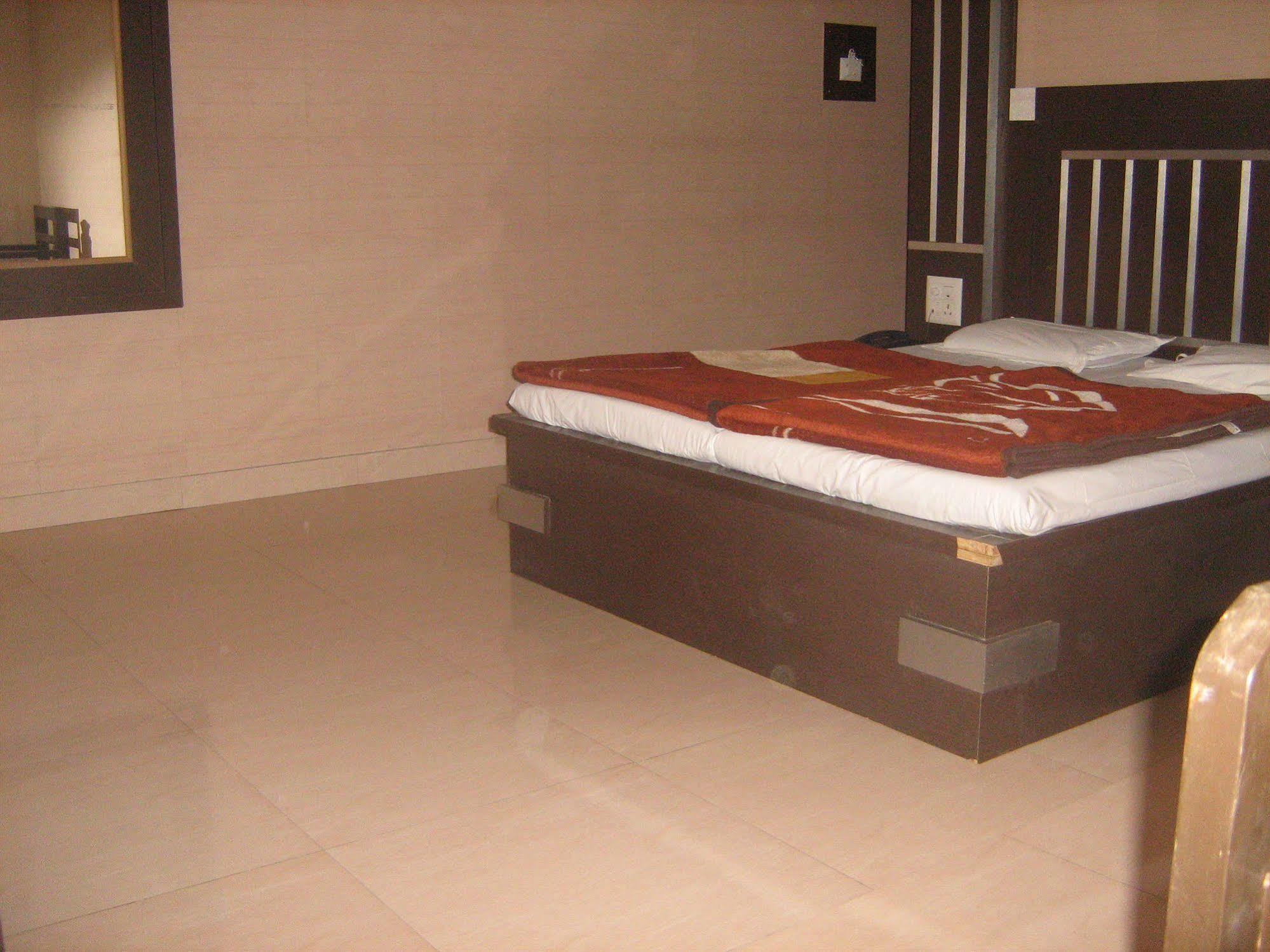 Hotel Gyan Haridwar Bagian luar foto