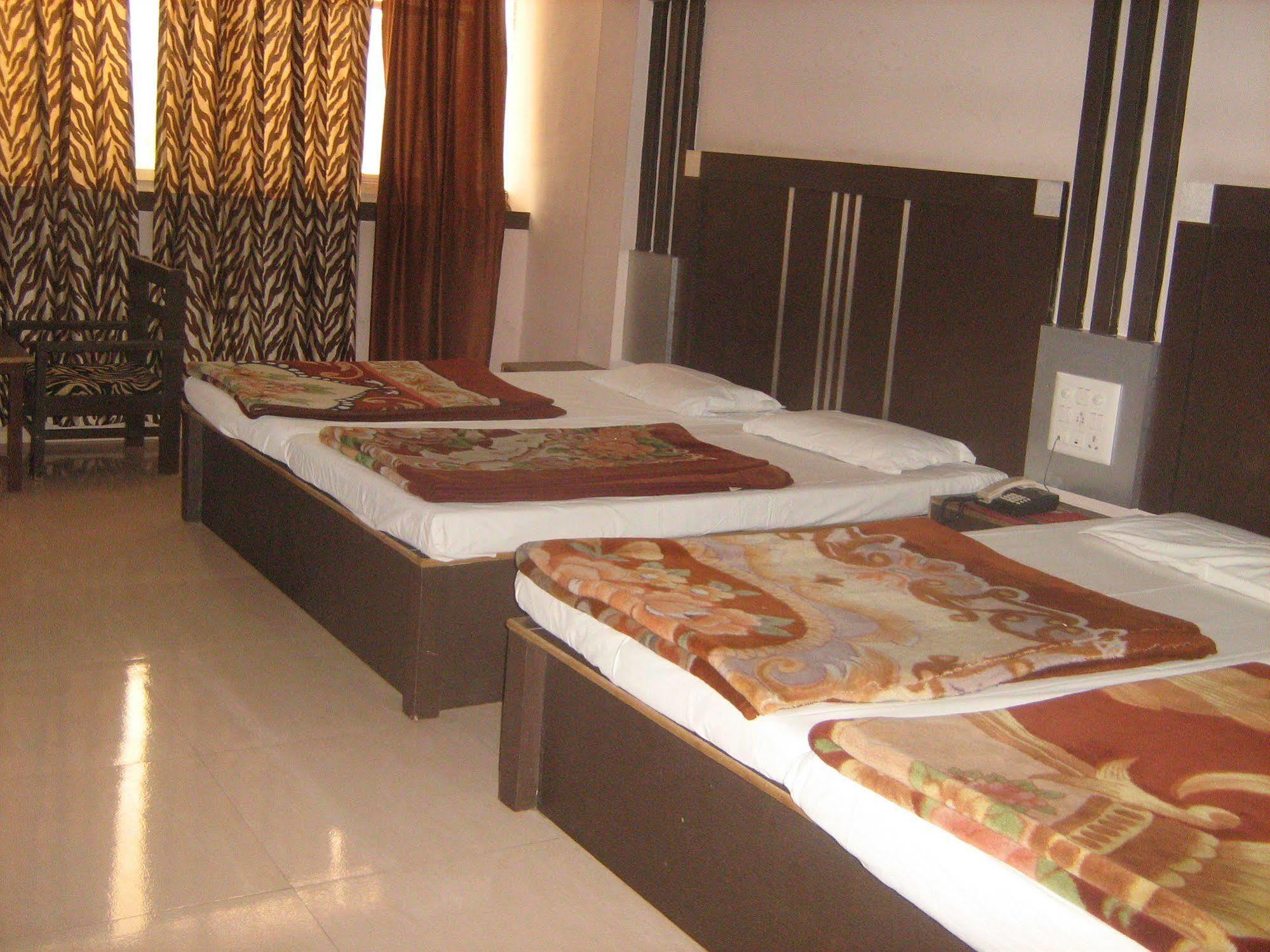 Hotel Gyan Haridwar Bagian luar foto