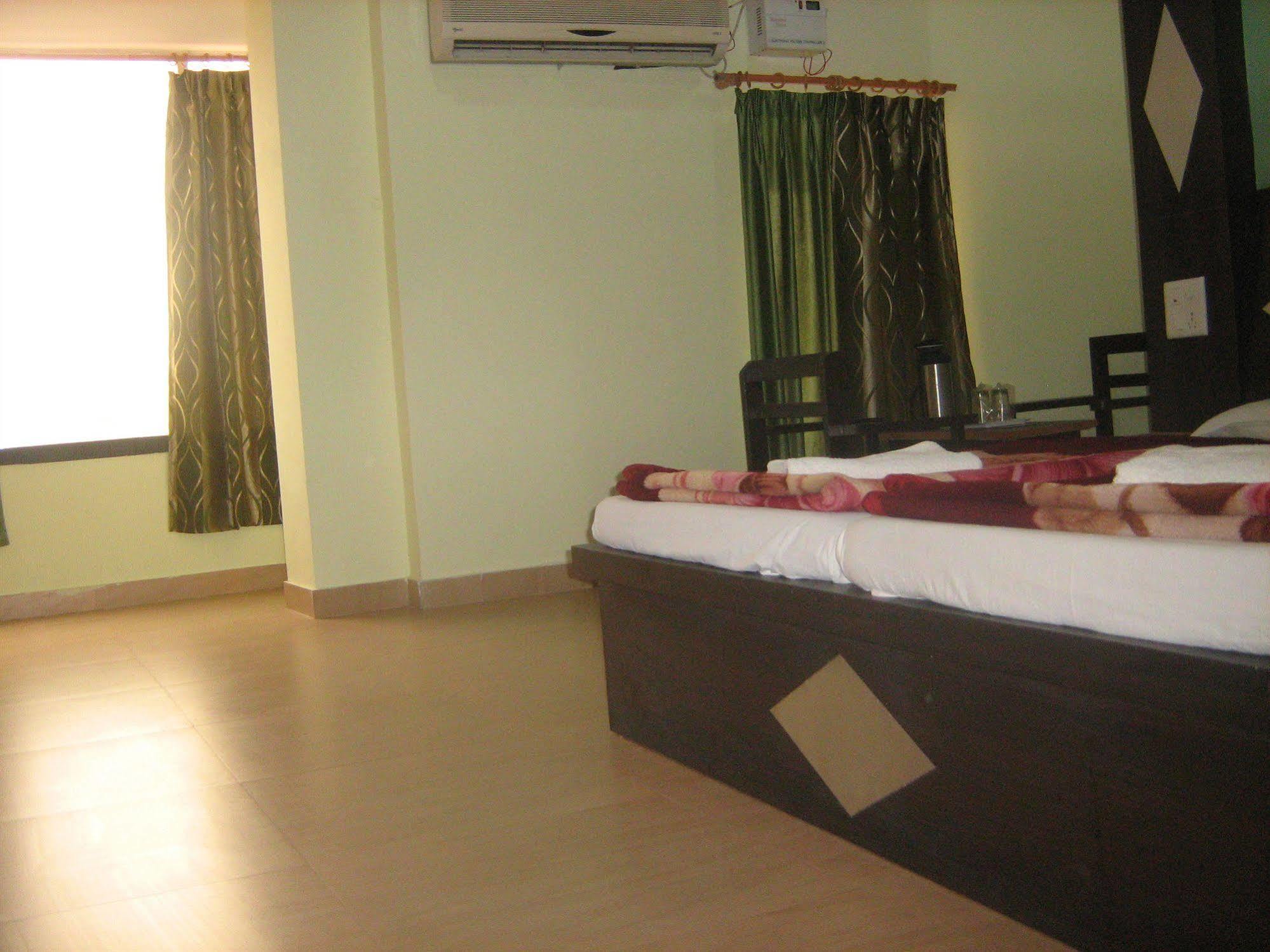 Hotel Gyan Haridwar Bagian luar foto